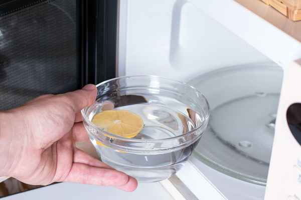 Как легко и быстро очистить микроволновку внутри от жира?