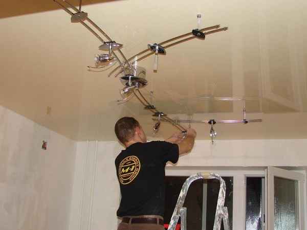 Секреты установки люстры на натяжной потолок