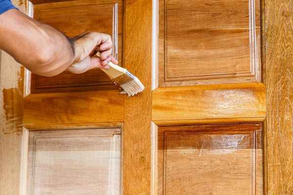 Покрасить деревянные двери - своими руками правильно