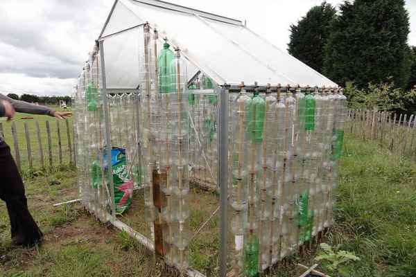 Как сделать теплицу из пластмассовых бутылок на загородном участке? Пошаговая инструкция +Видео и Фото