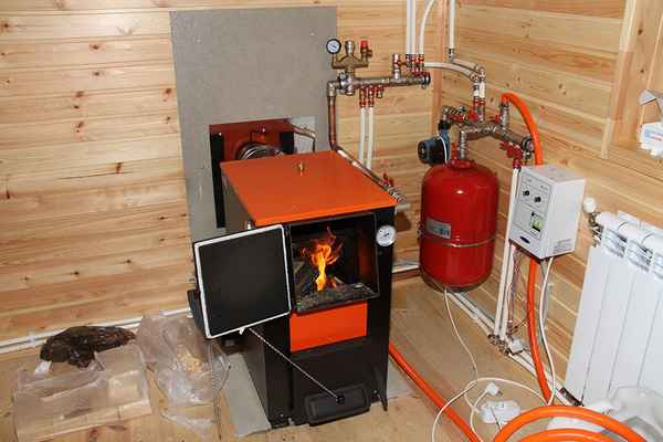 Отопление дачи: варианты с электрическим, твердотопливным котлом без газа