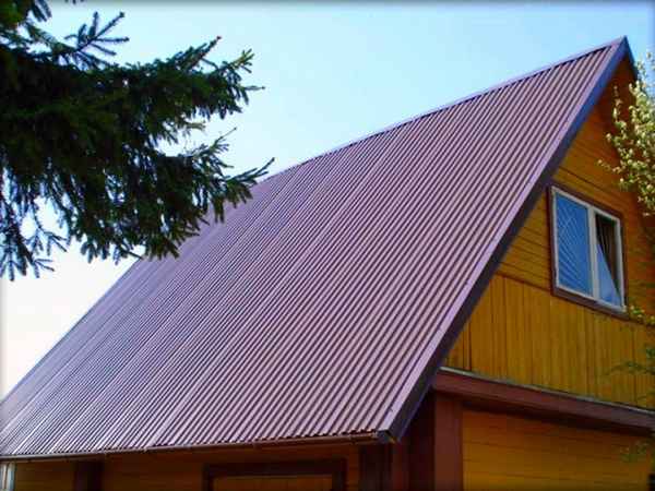 Как выбрать профнастил для крыши частного деревянного дома и дачи: Оптимальная толина  +Видео