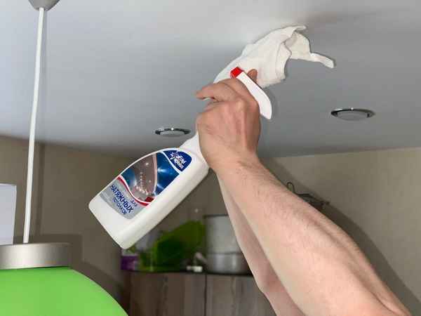 Как мыть натяжные потолки в домашних условиях без разводов
