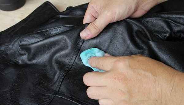 Как можно почистить и постирать кожаную куртку дома
