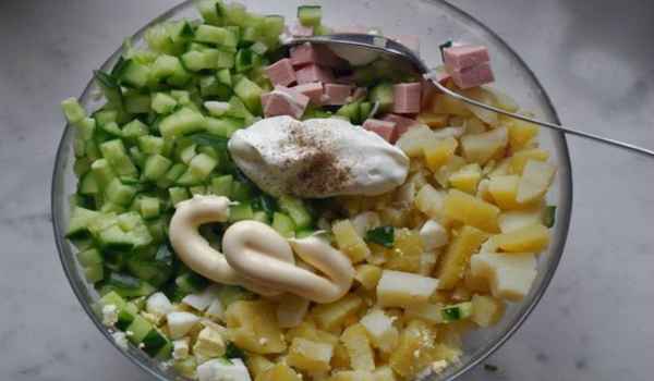 Праздничный салат Оливье с колбасой и свежим огурцом по классическому рецепту  