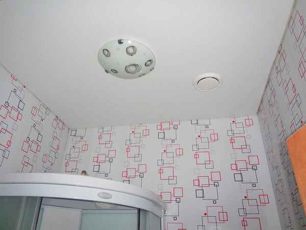 Плюсы и минусы натяжных потолков в ванной комнате  