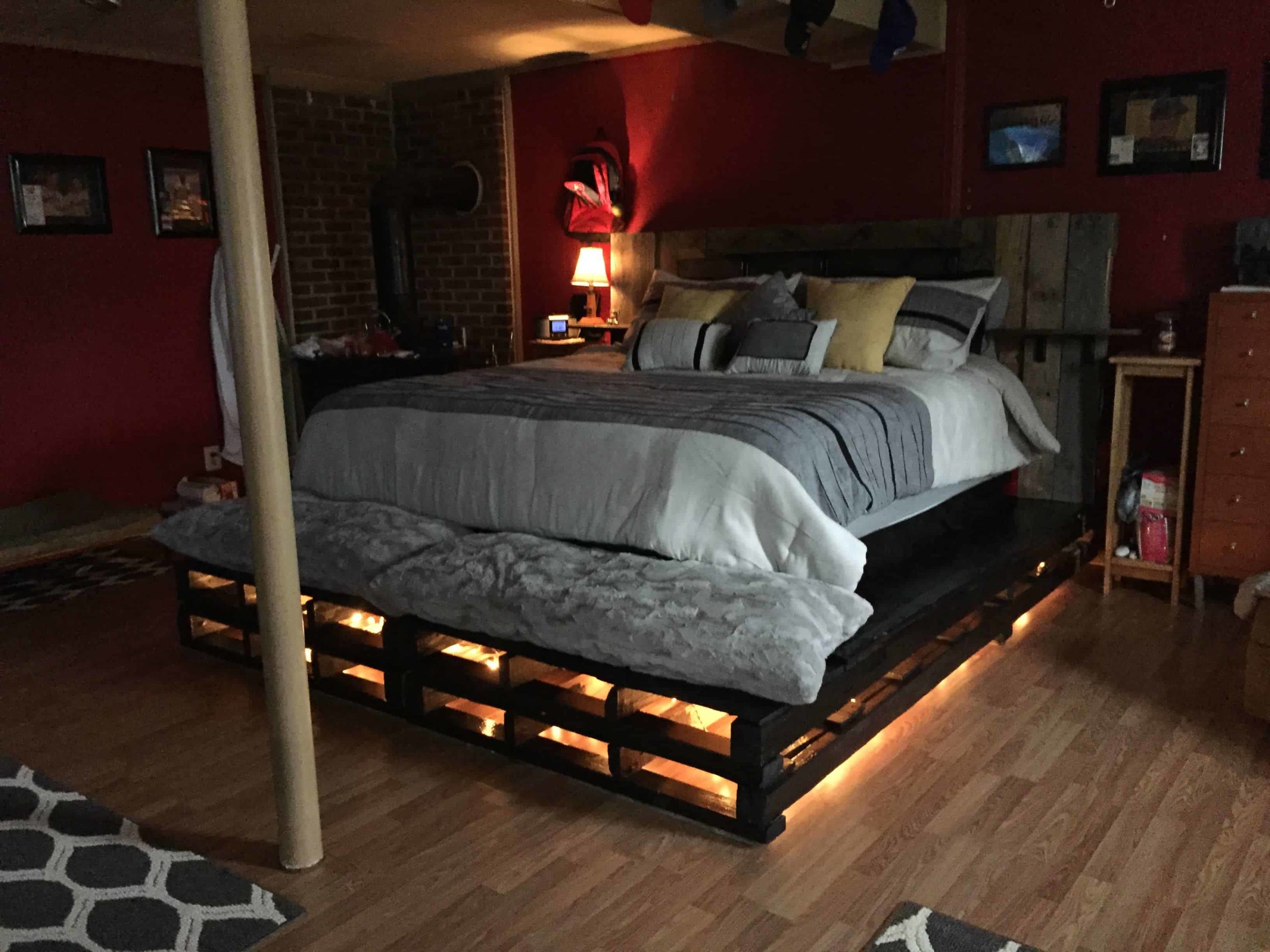 Кровати из поддонов: фото, идеи для дома
