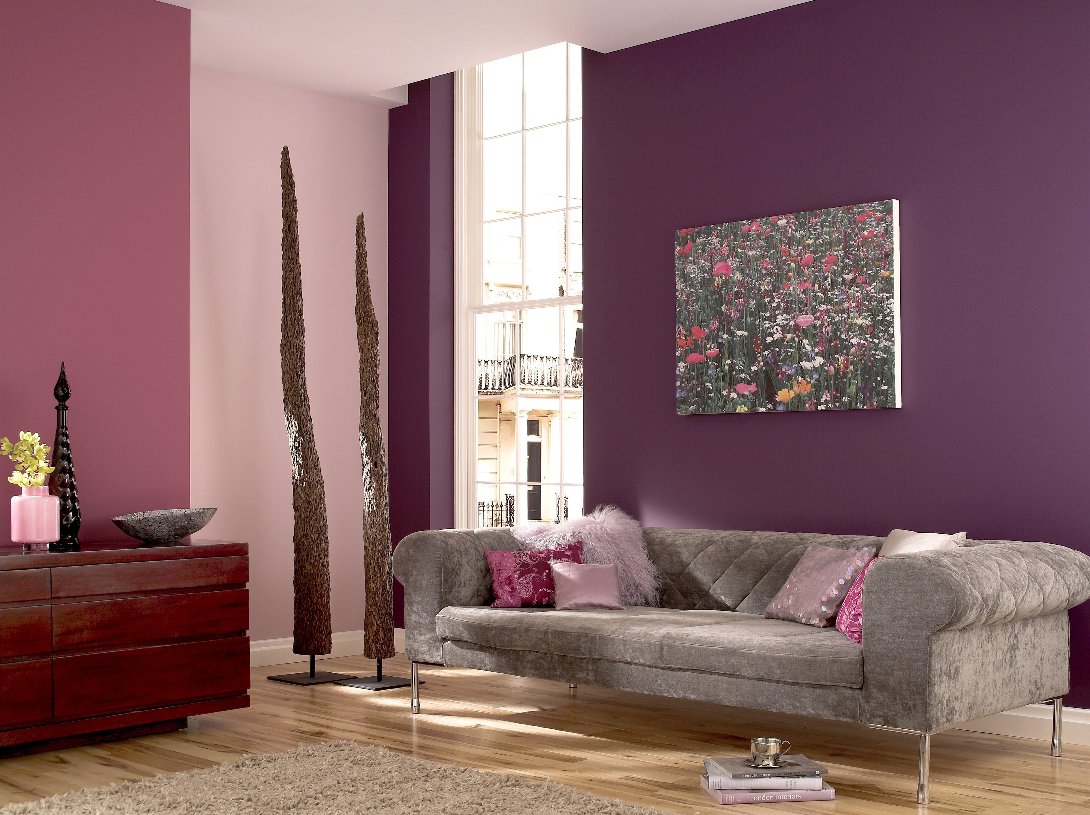 Красиво покрасить комнату. Фиолетовые стены в интерьере гостиной. Крашеные стены в интерьере. Покрашенные стены в интерьере. Лиловые стены в интерьере.