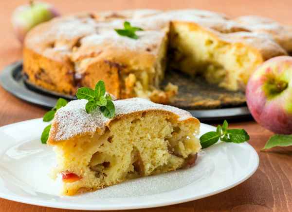 Яблочные пироги на кефире - 3 вкусных рецепта с фото