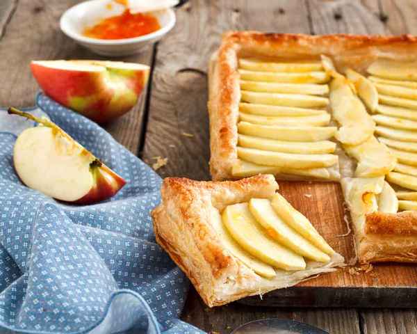 Пироги из слоеного теста с яблоками - лучшие рецепты с фото