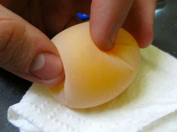 Почему куры несут яйца без скорлупы и что делать