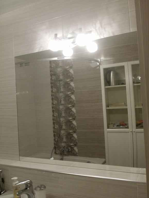 Вешаем зеркало в ванной на плитку: инструменты, декорирование