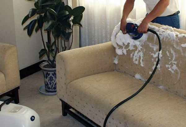 Чистка мягкой мебели в домашних условиях: особенности средств