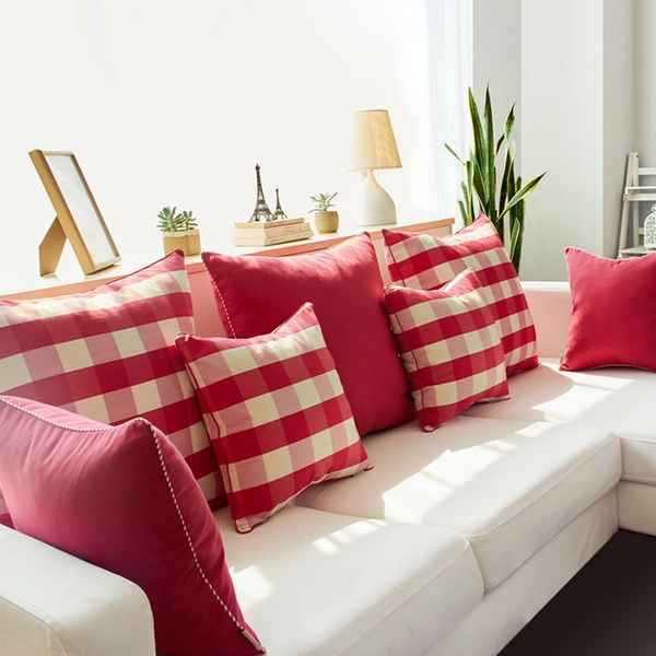 Подушки на диван: формы, материалы, изготовление своими руками