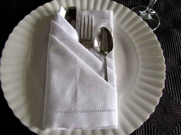 Салфетки для сервировки стола: как красиво собрать бумажные платочки в салфетницу?