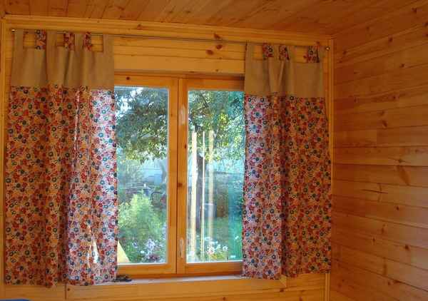 Шторы в деревянном доме: варианты занавесок в деревенском стиле, для дачи и бани
