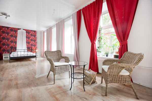 Красные шторы: применение в интерьере гостиной, спальни, кухни, фото
