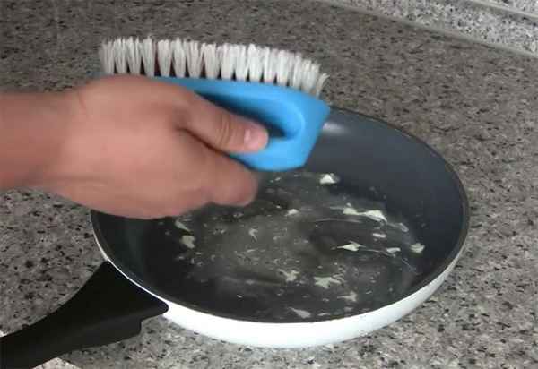Как очистить чугунную сковороду от многолетнего нагара в домашних условиях, как правильно почистить от толстого черного слоя гари, способы чистки