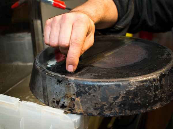 Как очистить сковороду от черного нагара в домашних условиях: как убрать толстый слой гари за 2-5 минут, народные средства