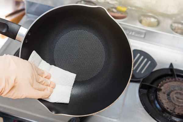 Как очистить сковороду с антипригарным покрытием от нагара и жира в домашних условиях, как почистить пригоревшую сковородку внутри и снаружи