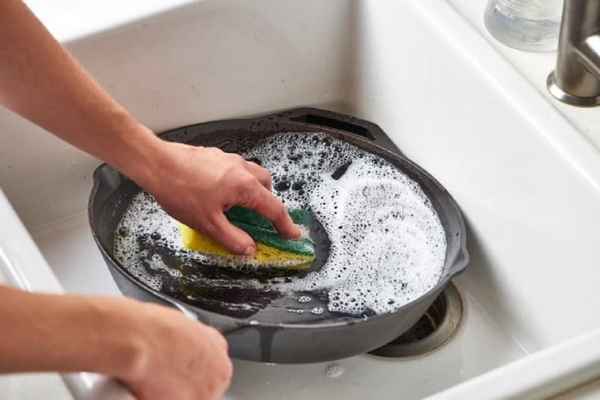 Как очистить старую чугунную сковороду от нагара после жарки: как мыть и чистить, чем почистить, как обновить и восстановить