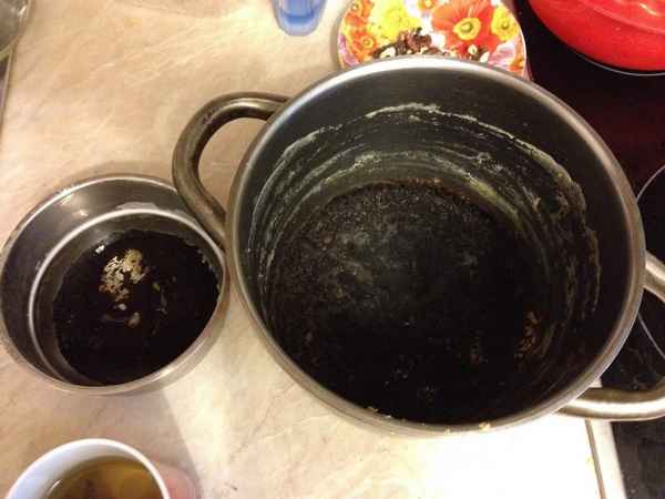 Как очистить эмалированную кастрюлю от пригоревшего варенья: как отмыть, как убрать, как удалить нагар