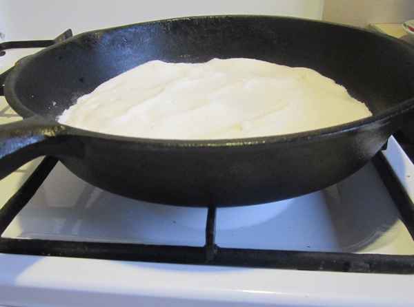 Прокаливание чугунной сковороды перед первым использованием в домашних условиях: подготовка, как прокалить с солью и маслом, как закалить на плите