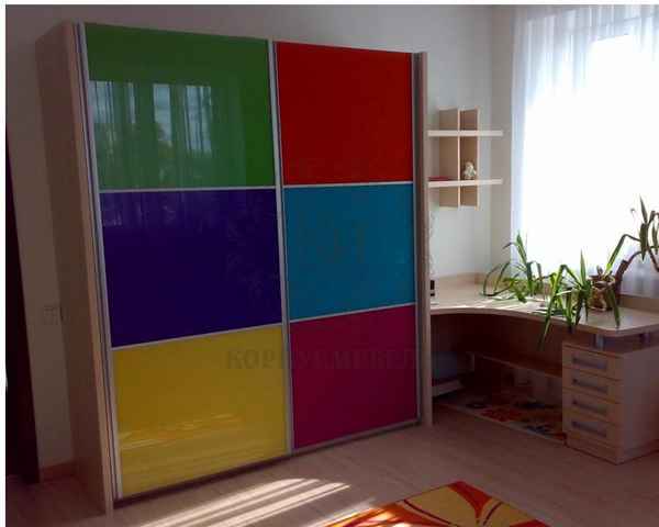 Шкаф с цветными дверцами-панелями: фото, идея для дома