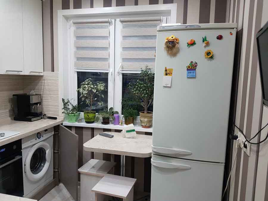 Как уместить холодильник в маленькой кухне?