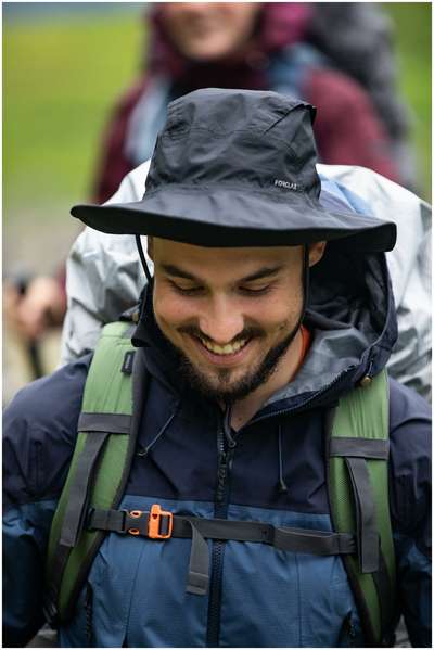 Шляпа для треккинга в горах водонепроницаемая TREK 900 FORCLAZ - купить в интернет-магазине