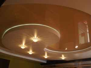 Двухуровневые натяжные потолки с подсветкой в зал, гостиную, другие комнаты: схемы освещения с многоуровневыми потолками со светодиодной подсветкой