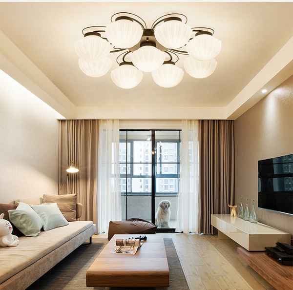 Освещение в гостиной и в зале с натяжным и другими типами потолков: выбор светильников по стилю, дизайну для оформления квартиры