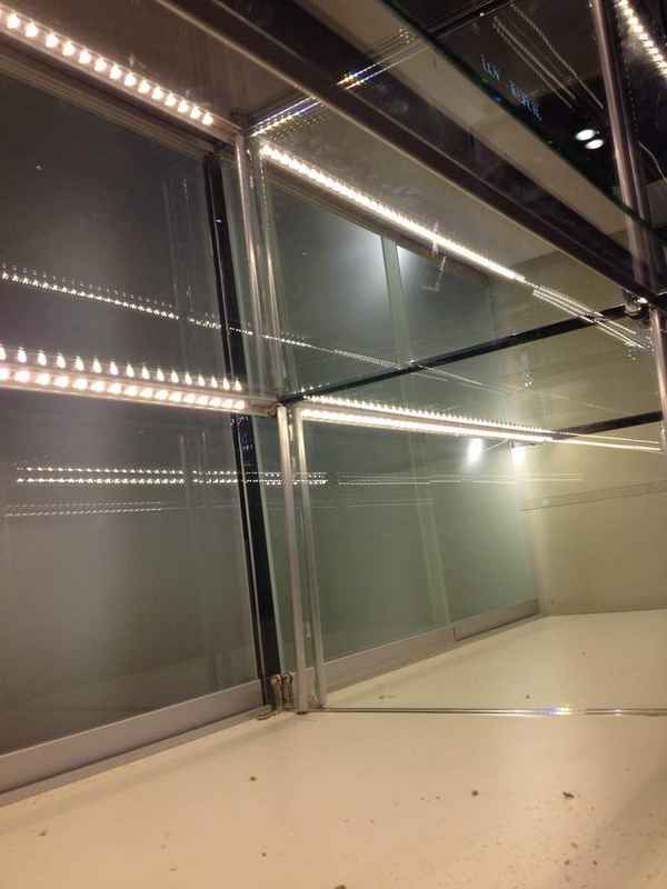 Подсветка витрин: освещение для прилавков и витрин лентой со светодиодами
