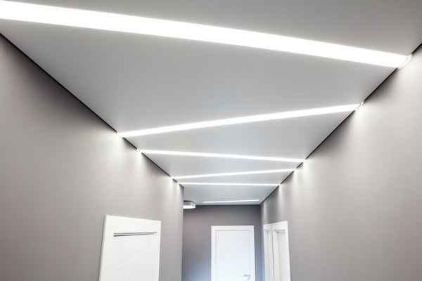 Световые линии на натяжном потолке как замена основному освещению: как их делают