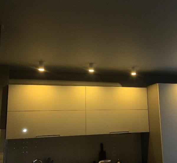 Освещение на кухне с натяжным потолком: расположение лампочек, какие лучше